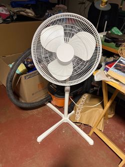 Lasko Cyclone 18" Oscillating Pedestal Fan – White