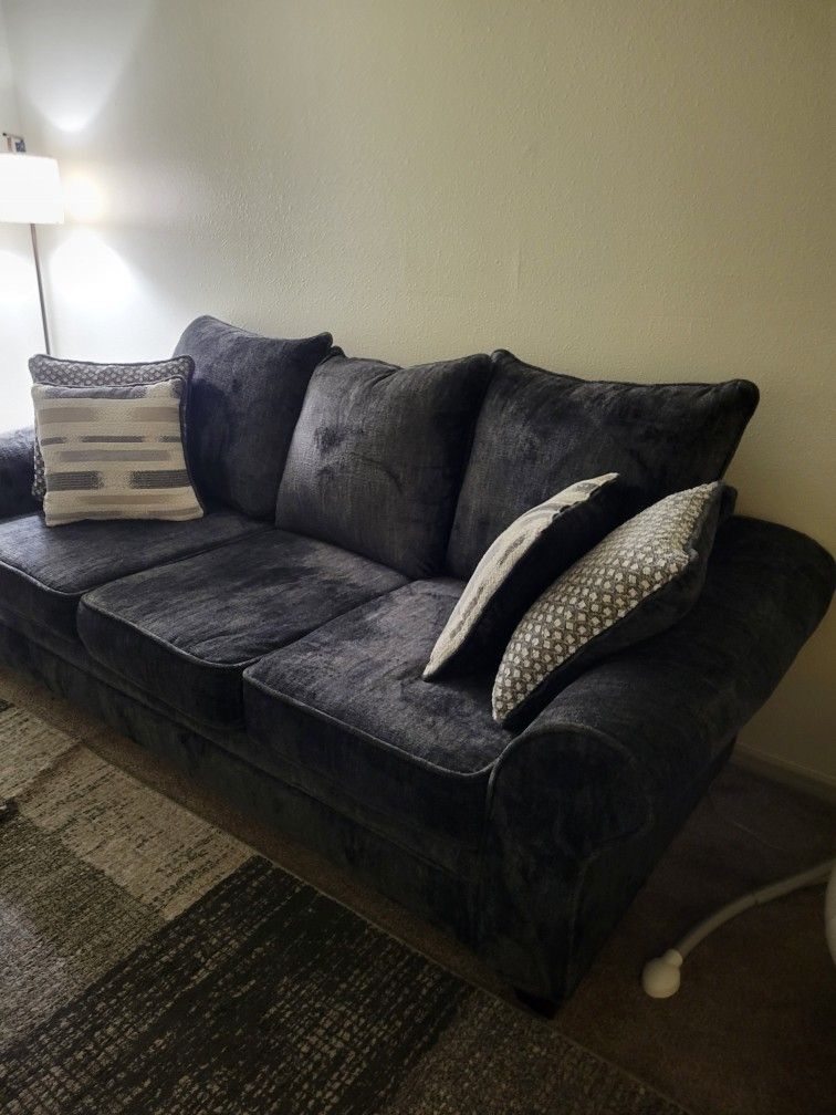 Coaches With Pillows And Tables