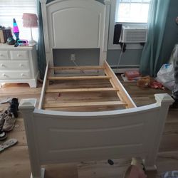 TWIN WHITE WOODEN BEDFRAME WITH BOXSPRING!