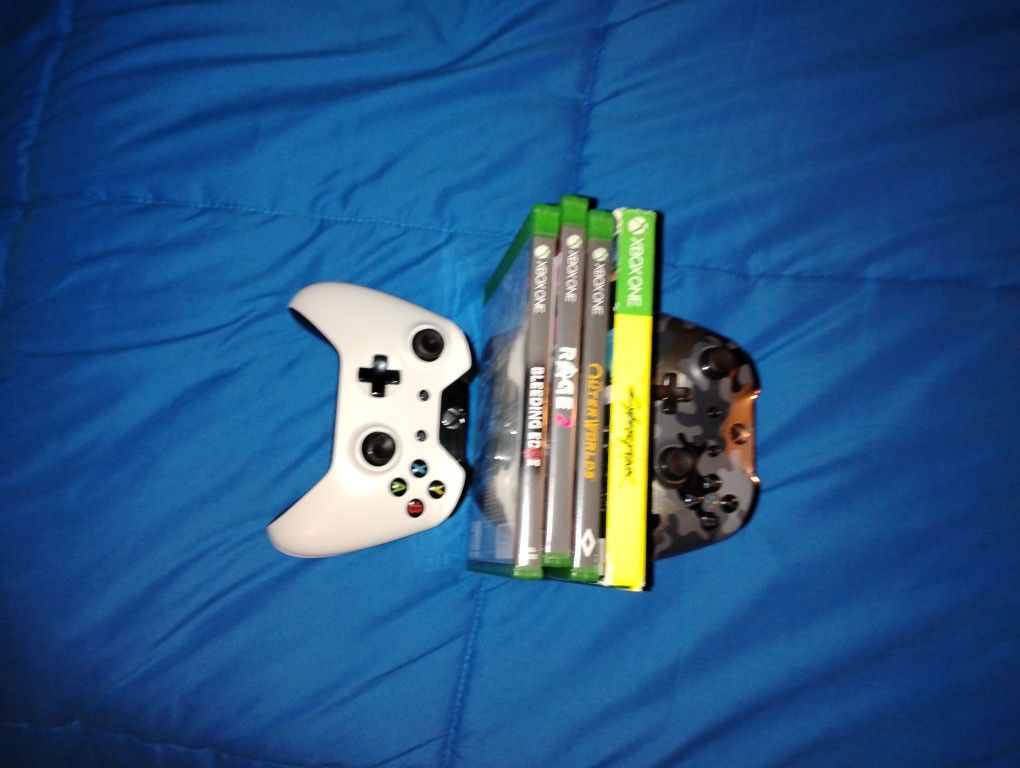 4 Xbox One Games And 2 Xbox One Controllers