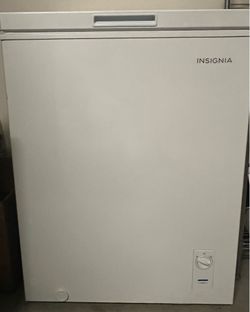 Insignia 5.0 Cu. Ft. Chest Freezer + 4 Metal Storage Baskets