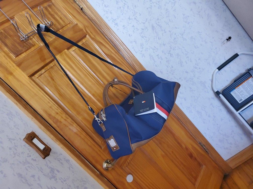Tommy Hilfiger Logan 21" Sport Duffel Navy Large bag Removeable Shoulder Strap Airlines fits Pockets New
Product Details
The Logan Duffel is the per