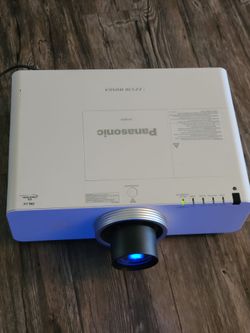 Panasonic PT-EZ570U WUXGA LCD Projector - 5000 Lumens - 1145 Lamp Hours - Tested