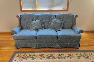 Country Sofa in Excellent Condition