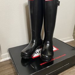 Tall, Glossy HUNTER Rain Boots In Black-Size 6