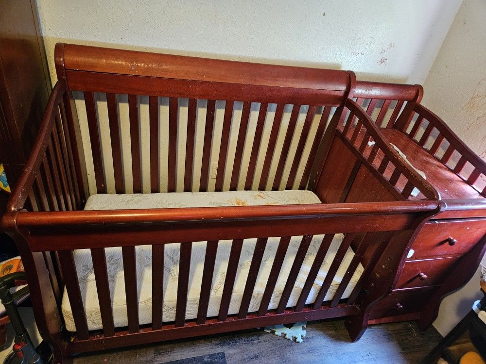 Wooden Crib With Changing Table