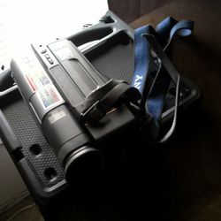 Sony Handycam  Go Vision_1080_ _ 930 HP _ Brand New ' UN USED " Carrying Case Strap & Battery  &  Tripod _  As In Picture 