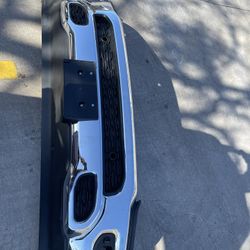 front bumper 2019-2023 ram 1500 like new wirh brackets. Se habla español. 