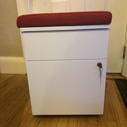 File Cabinet - WITH keys 