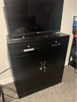 Storage cabinet with locks and keys