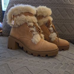 Size 6.5 boots with Fur brand new