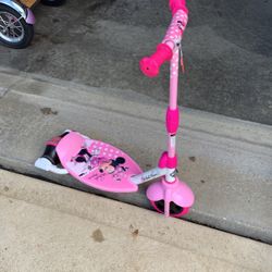 Huffy Disney Minnie Mouse 3-to-2 Wheel Grow  Scooter