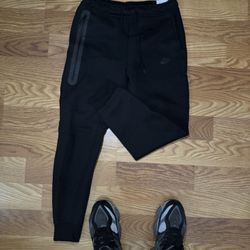Nike black slim joggers 