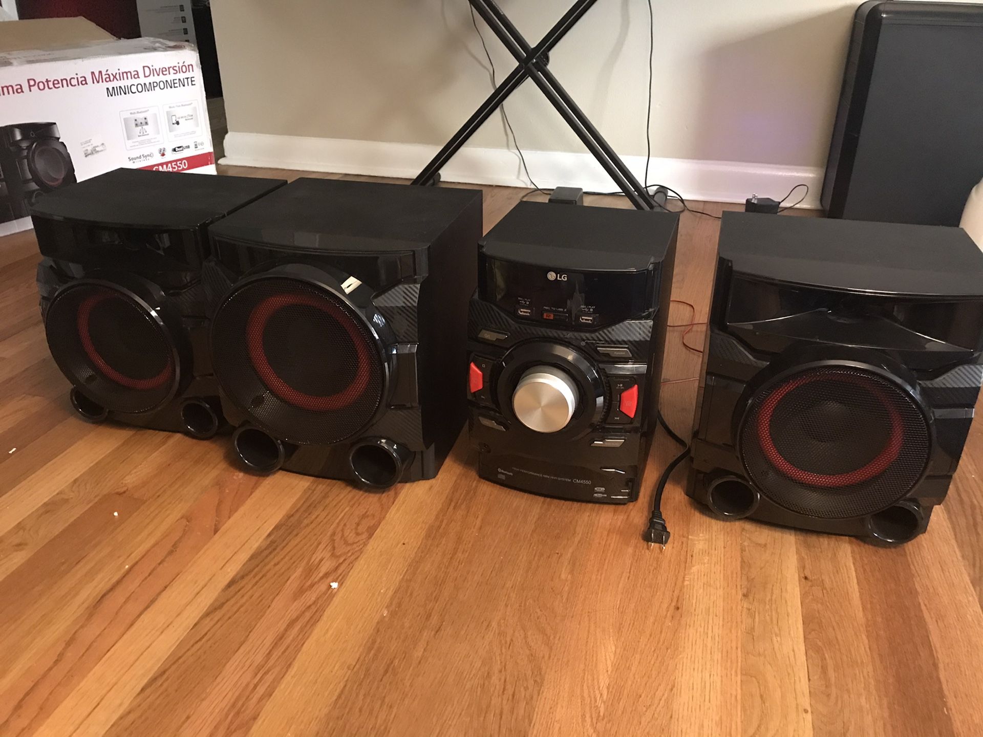 LG CM4550 2.1 Bluetooth stereo system with subwoofer