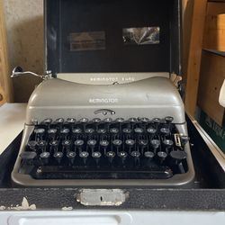 1940s Type Writer      Still Works