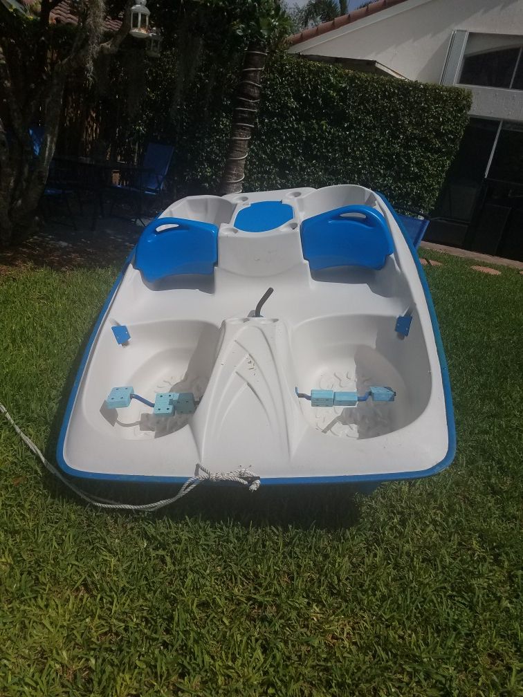 Pedal boat pelican sun dolphin. Paddle