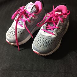New Adidas kids shoes (size US 6 k )