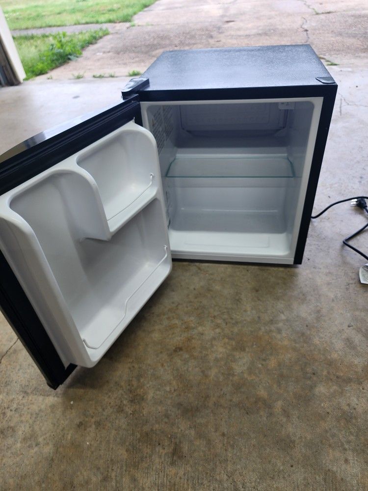 Hisense 1.7 cu ft mini fridge