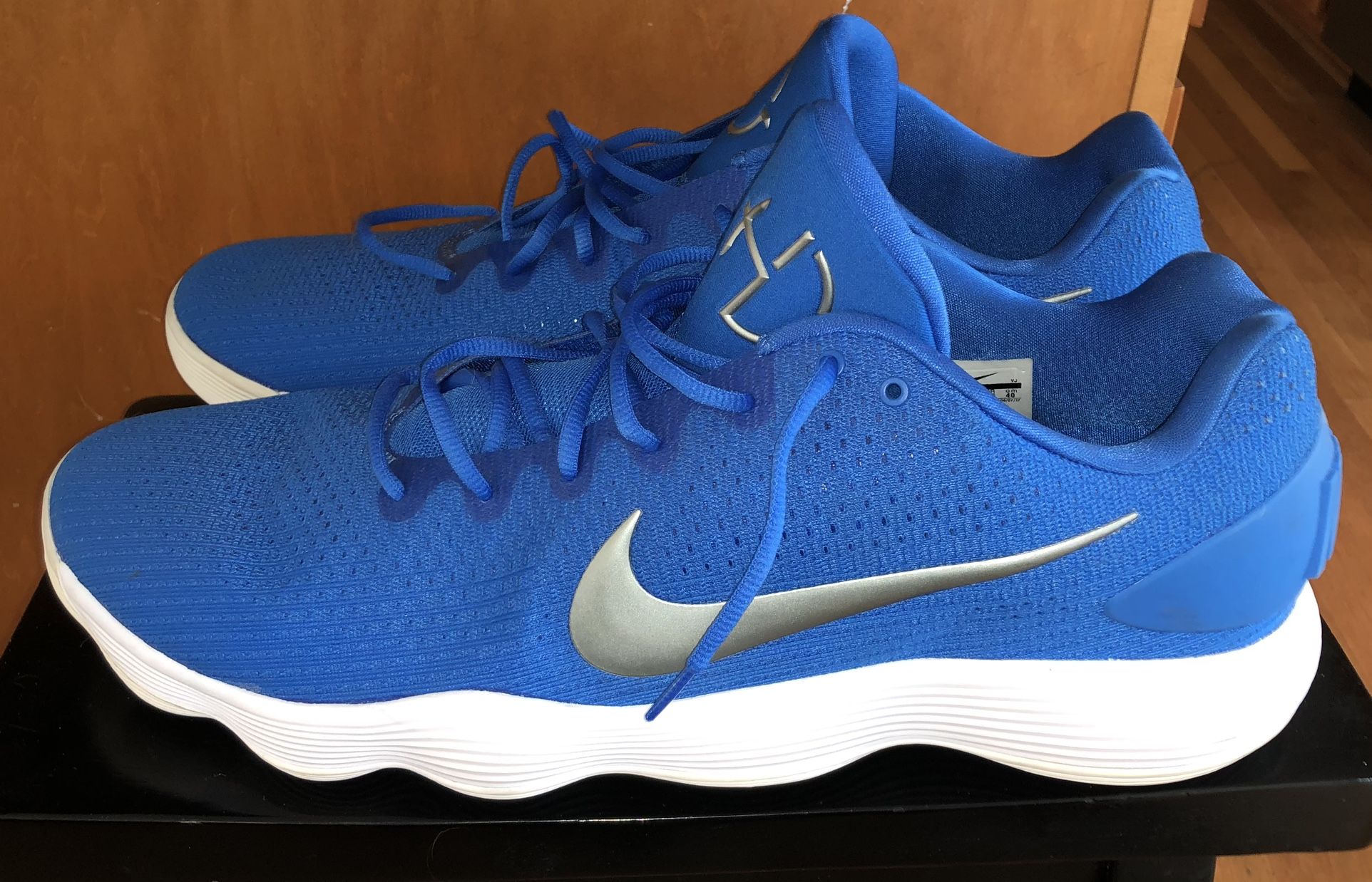 Blue and white hyperdunks clearance