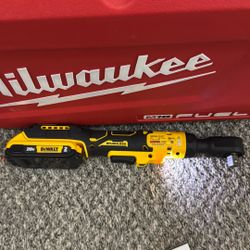 Dewalt  1/2 Wrench With Battery 2 AH