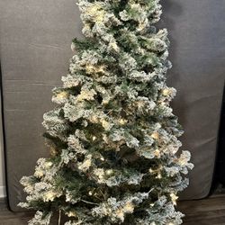 Se Vende Árbol De Navidad 🌲 De 6.5ft De Nieve Perfecto Estádo En Su Caja 