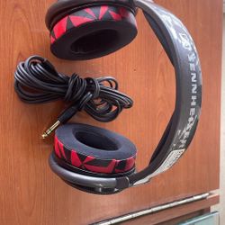 Senneiser Headphone With Cord (Nosotros Hablamos espanol)