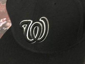 NEW ERA FITTED CAPS & Mitchel n Ness bulls SnapBack