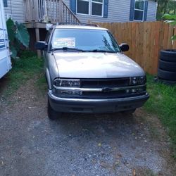 2001 CHEVY Blazer clean and clear title...