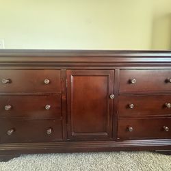 Dresser With 6 Drawers