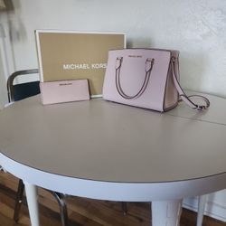Michael Kors  Purse 👛  And Wallet 