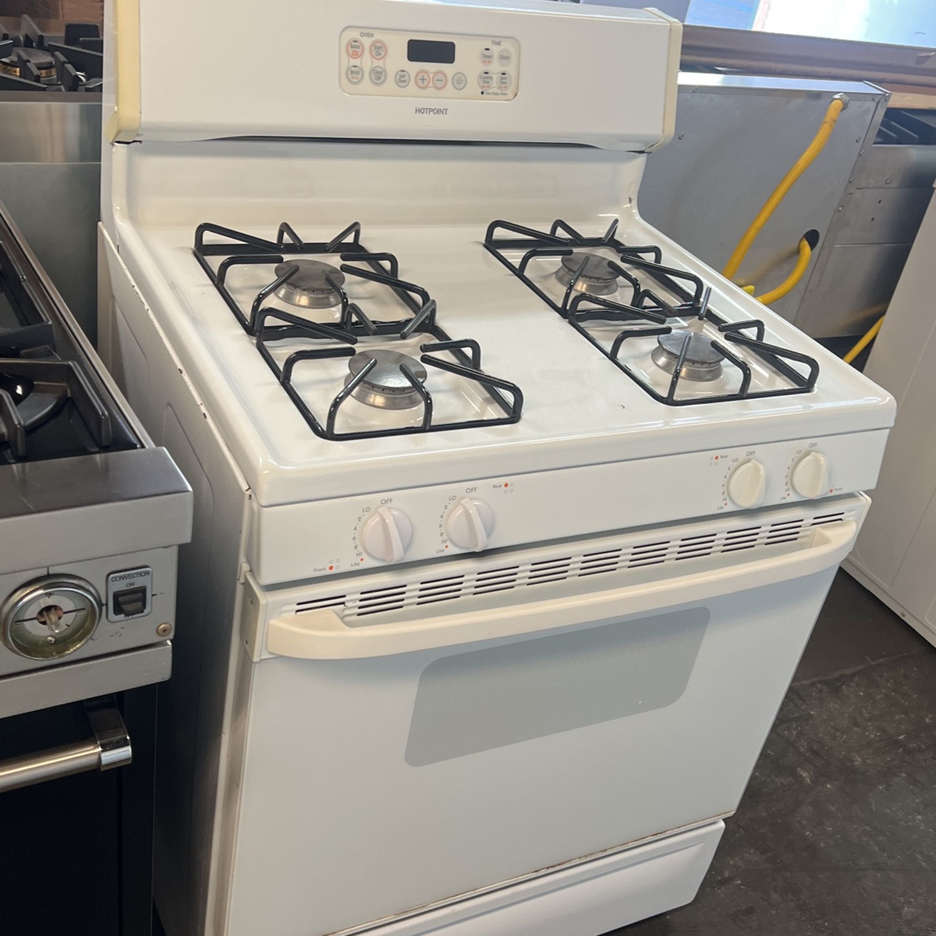 Hot Point Gas Range Stove 30”Wide In White 4 Burners 