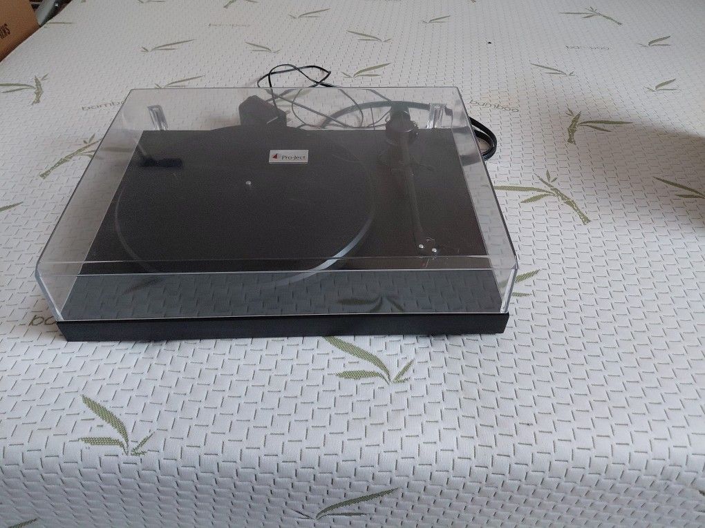 Pro-ject Debut 2 TURNTABLE ( WORKING GREAT!