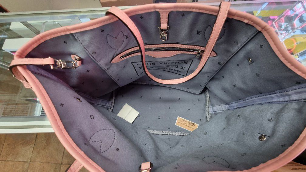 Louis Vuitton Reverse Monogram Petite Malle Bag Pre-owned for Sale in  Lindenhurst, NY - OfferUp