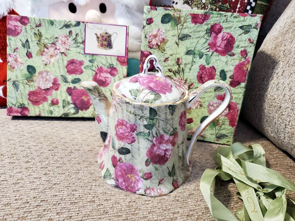 Nina Campbell NIB Pink/Green Wild Rose pattern teapot 9400 - pick up in Gilbert