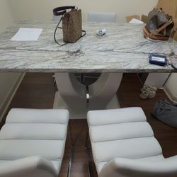 RoomsToGo 5pc Dining Table