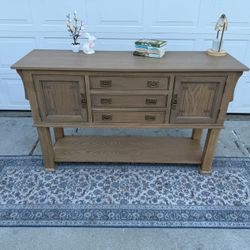 ✨ Nichols & Stone Solid Oak Sideboard / Buffet ✨