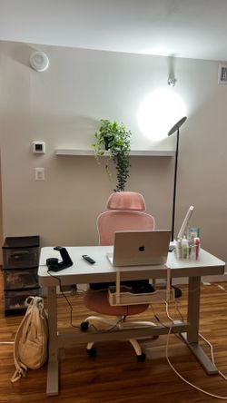 Adjustable height standing desk