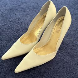 Womans white heels size 6 BCB Girls 