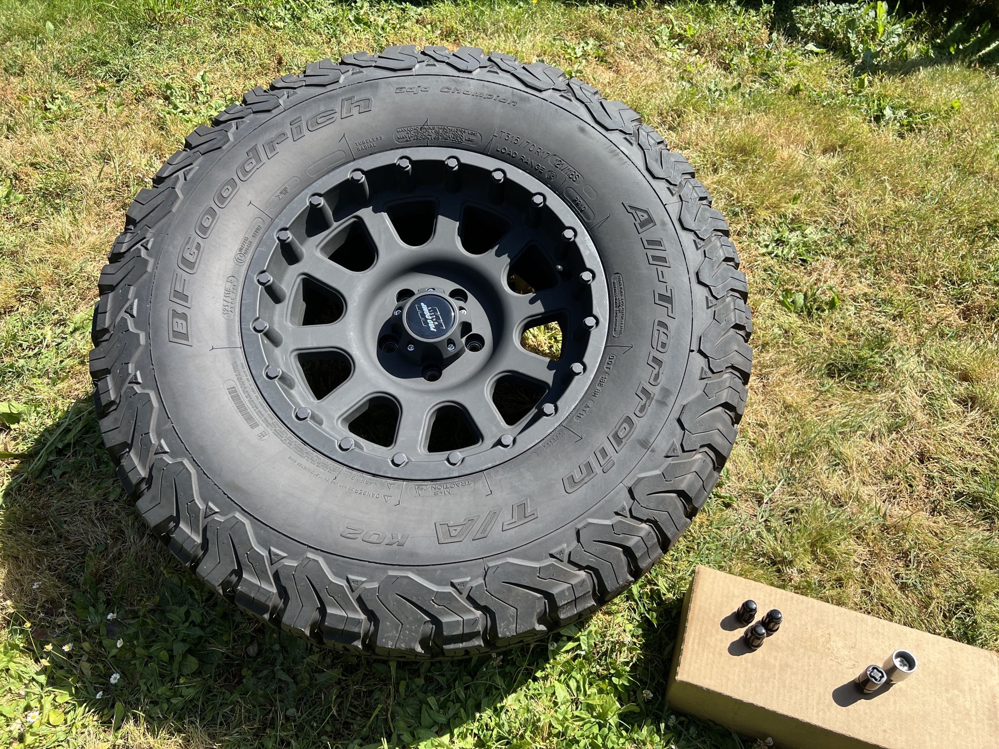 1 BFGoodrich T/A ko2 315/70r17 35” on a Pro Comp Bandido wheel