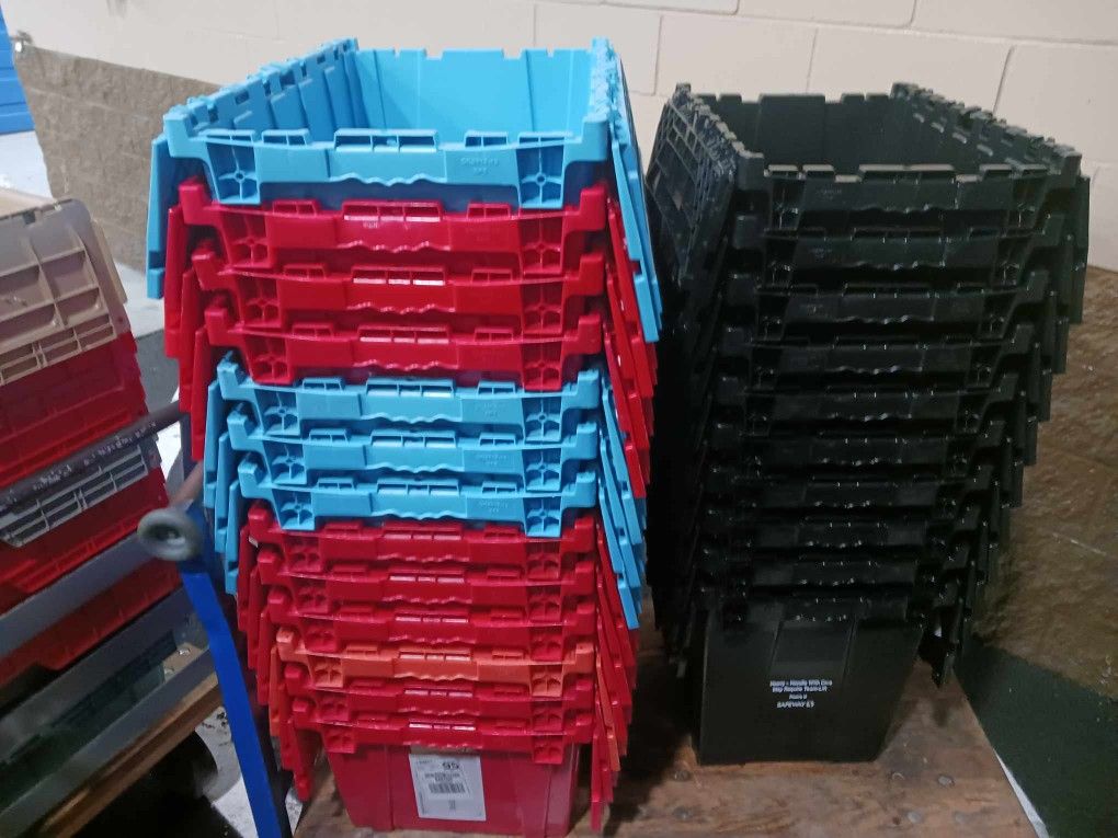 Industrial Plastic Totes With Hinged Tops