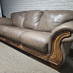 Leader Couch 