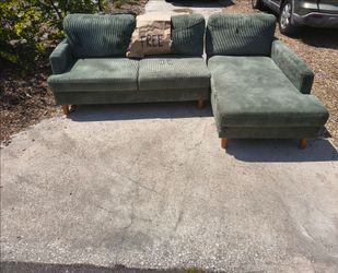 CURB ALERT - FREE GREEN SECTIONAL COUCH