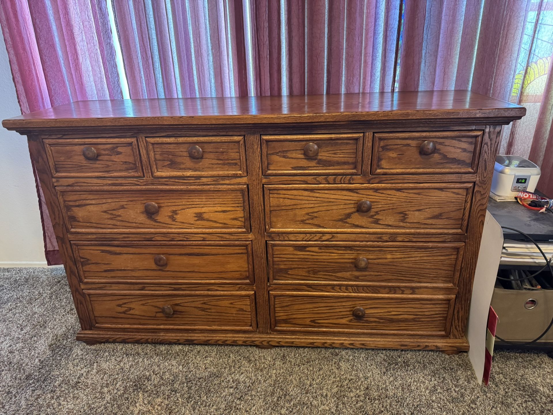 Beautiful Very Good Condition Solid oak Dresser With Mirror