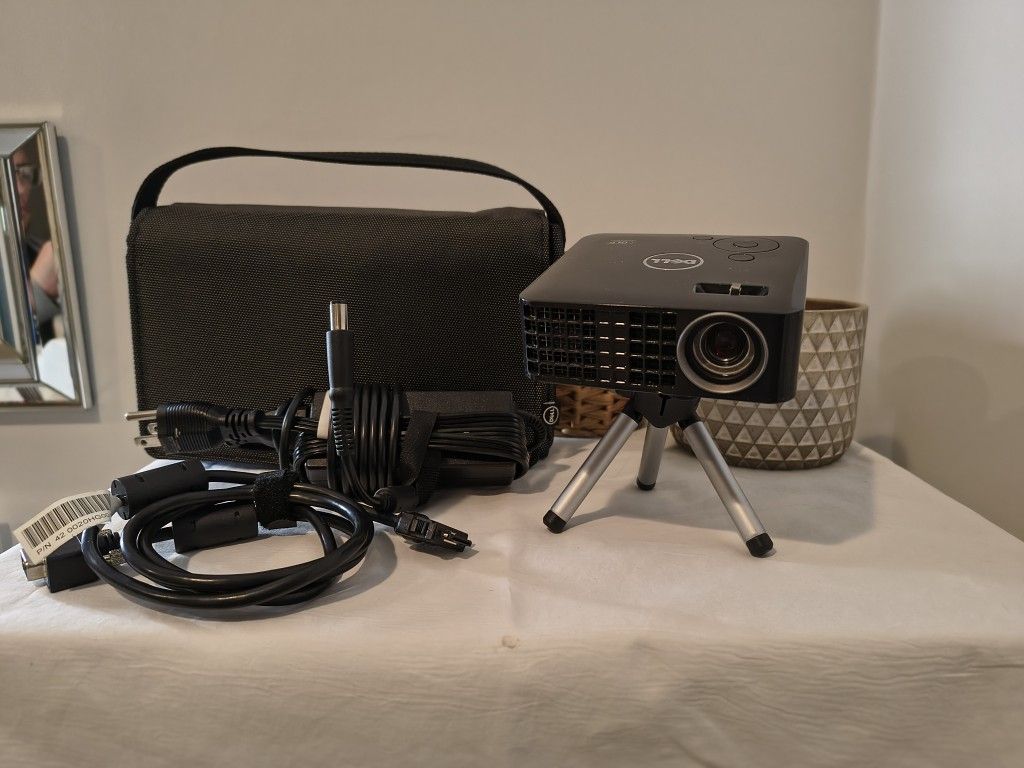 Mini HD Projector. Dell M115HD.