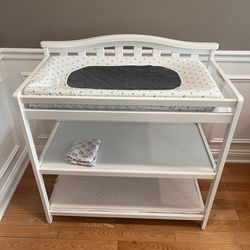 Sorelle Furniture Berkley Changing Table in White With Changing Table Pad & 2 Sets of Sheets!
