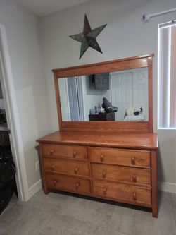 Dresser with detachable mirror- tocador con espejo
