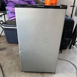 Mini Fridge Frigidaire 