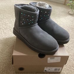 Must go!  Brand New Open Box UGG Boots Size 6