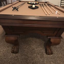 Beautiful 7’ Pool Table 