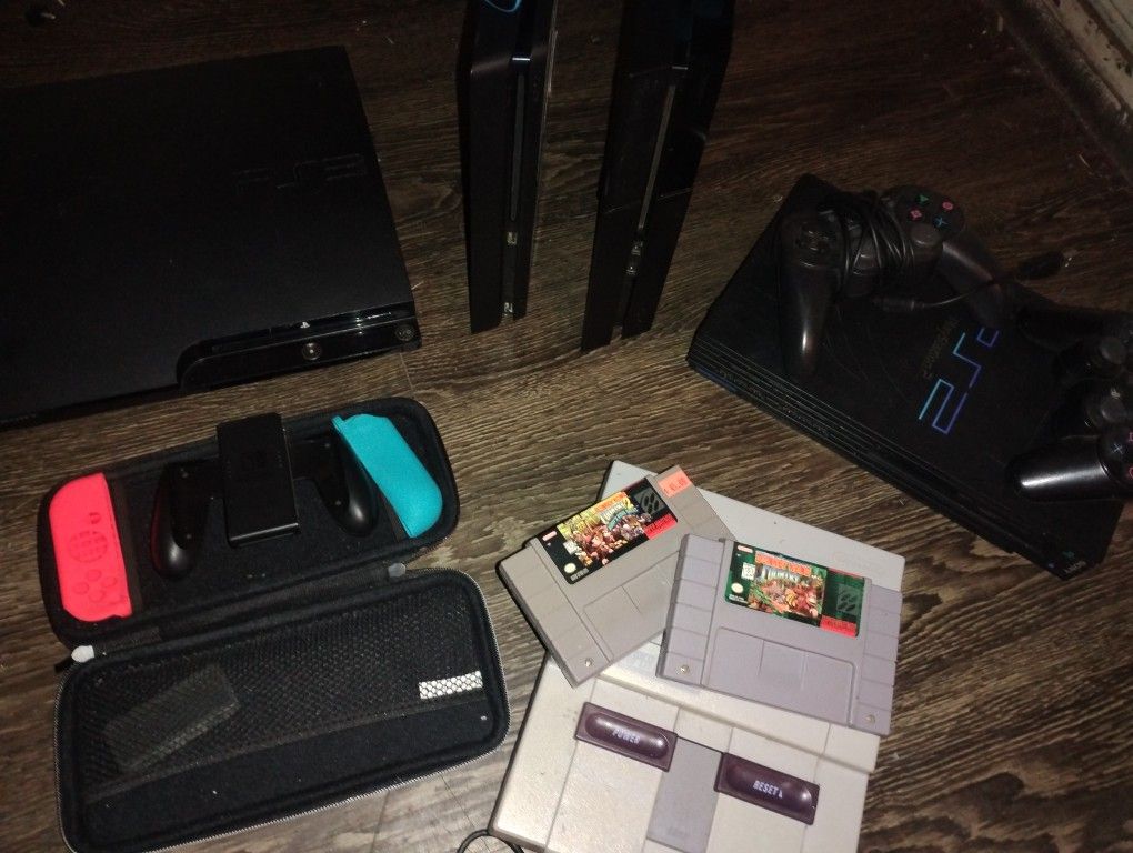 VIDEO GAME LOT! (2) PS4's! ONE SLIM  DESIGN & ONE ORIGINAL, (1) PS3, (1) PS2, 
(1) SUPER NINTENDO, 4 CONTROLLERS 🎮, 
(1) NINTENDO SWITCH CONTROL.....